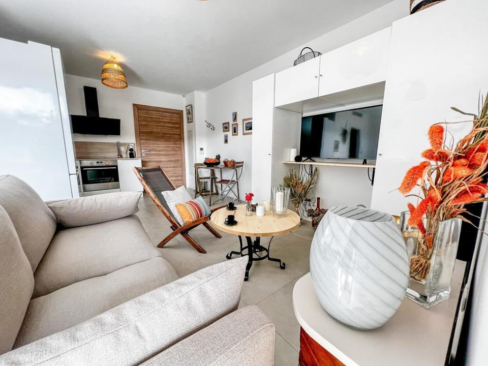 TV and multimedia, Kitchen or kitchenette, Living room, Seating area, Dining area, oven