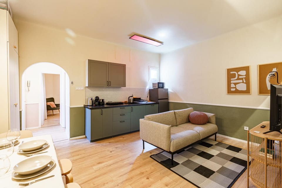Kitchen or kitchenette, Living room, Seating area, Dining area, toaster