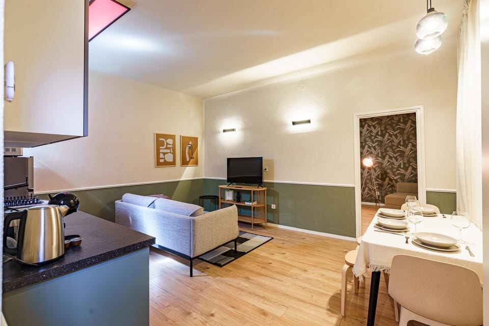 TV and multimedia, Living room, Seating area, air conditioner