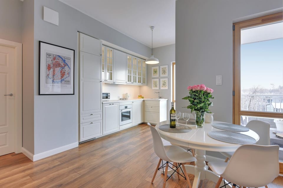 Kitchen or kitchenette, Dining area