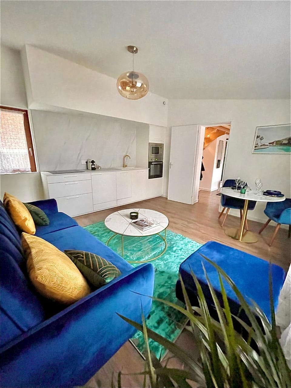 Kitchen or kitchenette, Living room, Seating area, Dining area