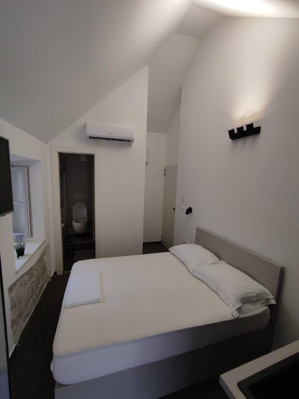 Bed, Photo of the whole room, Bedroom, towels, air conditioner