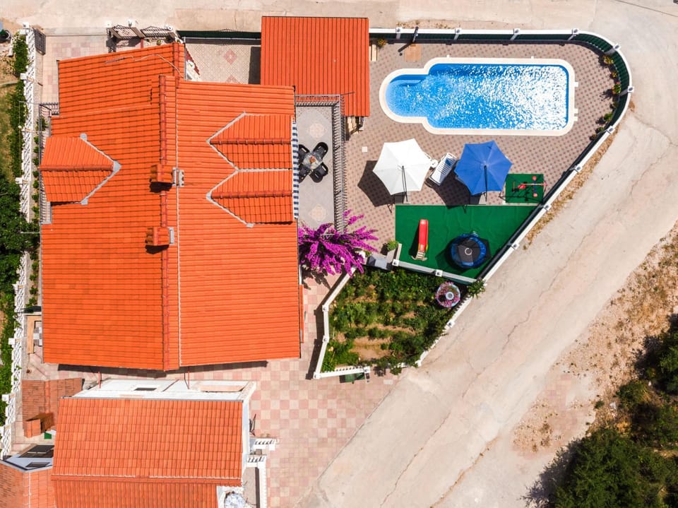 Property building, Day, Bird's eye view, Pool view, Swimming pool, sunbed