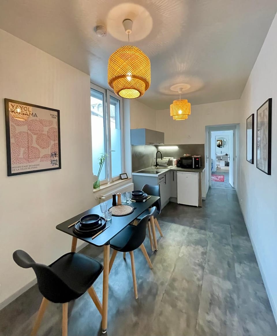 Kitchen or kitchenette, Dining area
