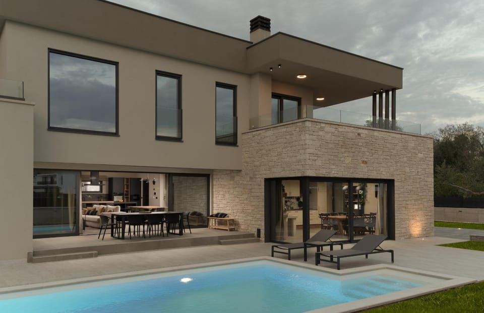 Property building, Balcony/Terrace, Dining area, Pool view, Swimming pool