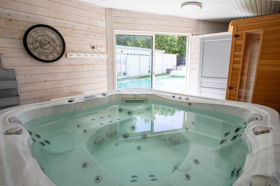 VILLA piscine-spa-sauna, 25 personnes, 5 mn océan Villa in Soulac-sur-Mer