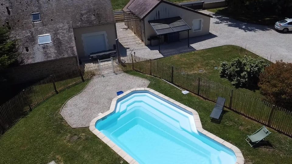 Property building, Spring, Day, Neighbourhood, Garden, Garden view, Pool view, Street view, Swimming pool, Parking, sunbed
