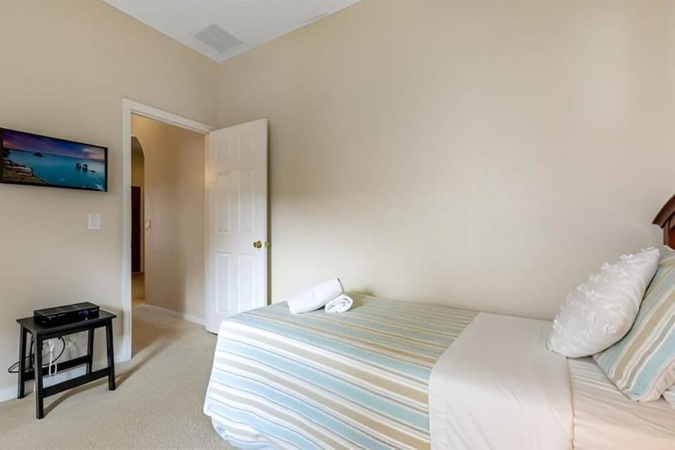 389 - Beautiful 3 bedroom South Facing Pool Home with Adapted Shower Room and Pool Chair Lift Villa in Four Corners