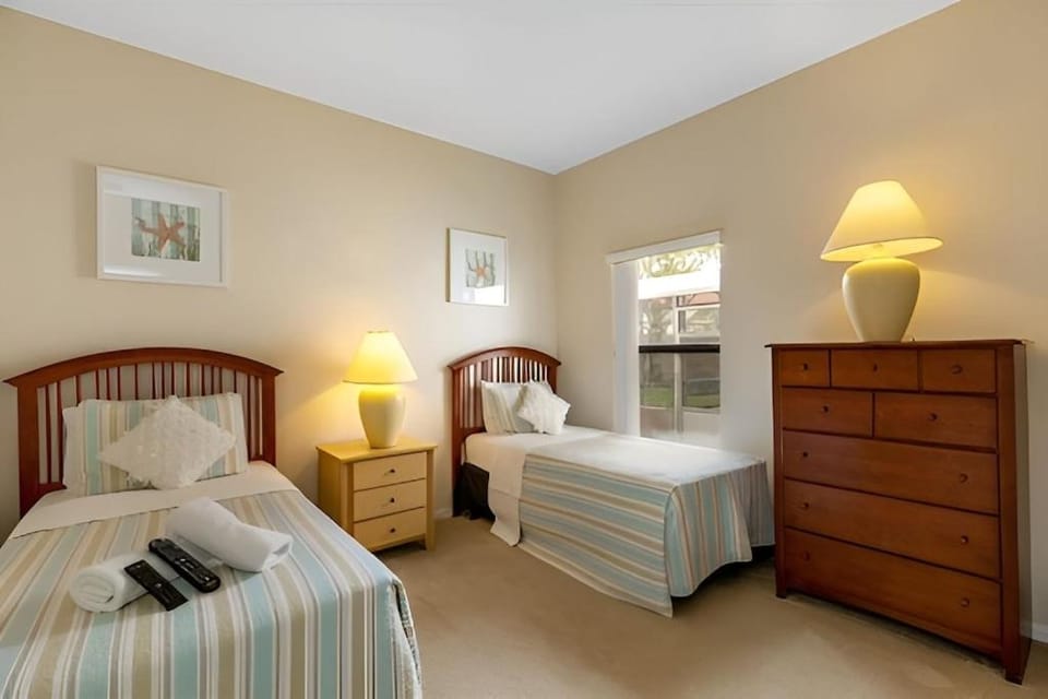 389 - Beautiful 3 bedroom South Facing Pool Home with Adapted Shower Room and Pool Chair Lift Villa in Four Corners