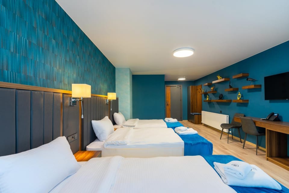 Bed, TV and multimedia, Bedroom, towels