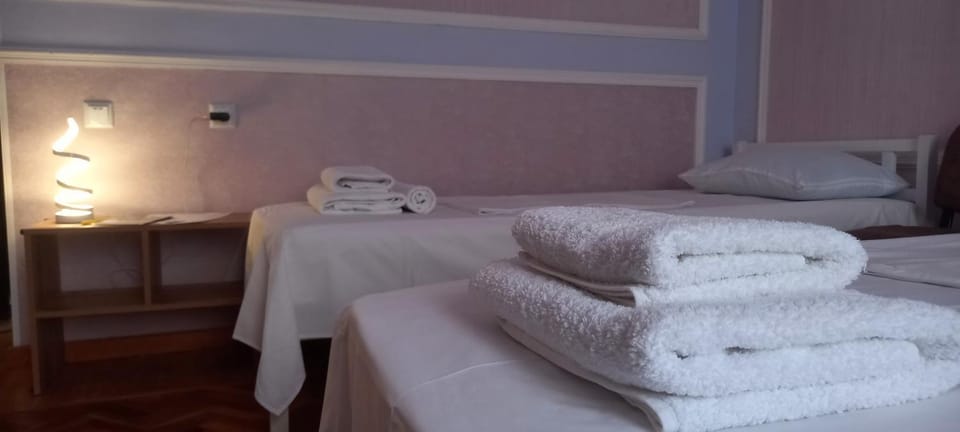 Bed, towels