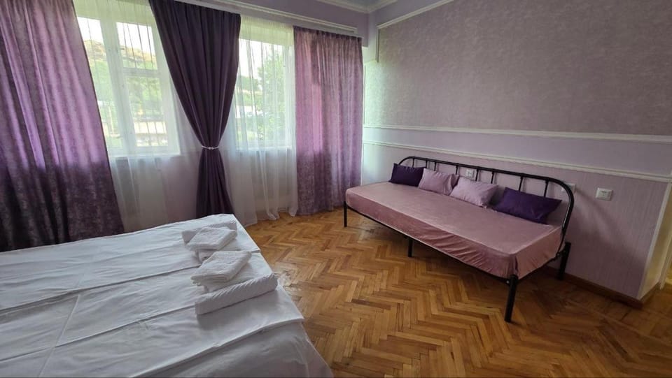 Bed, towels