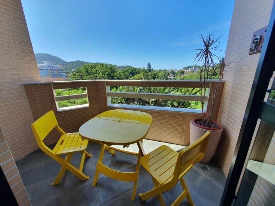 Apto 2 quartos com ar, piscina, varanda com vista e localização premium no Itaguá Apartment in Ubatuba