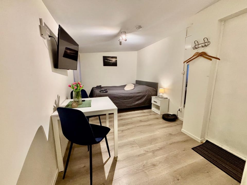 Bed, Photo of the whole room, Seating area