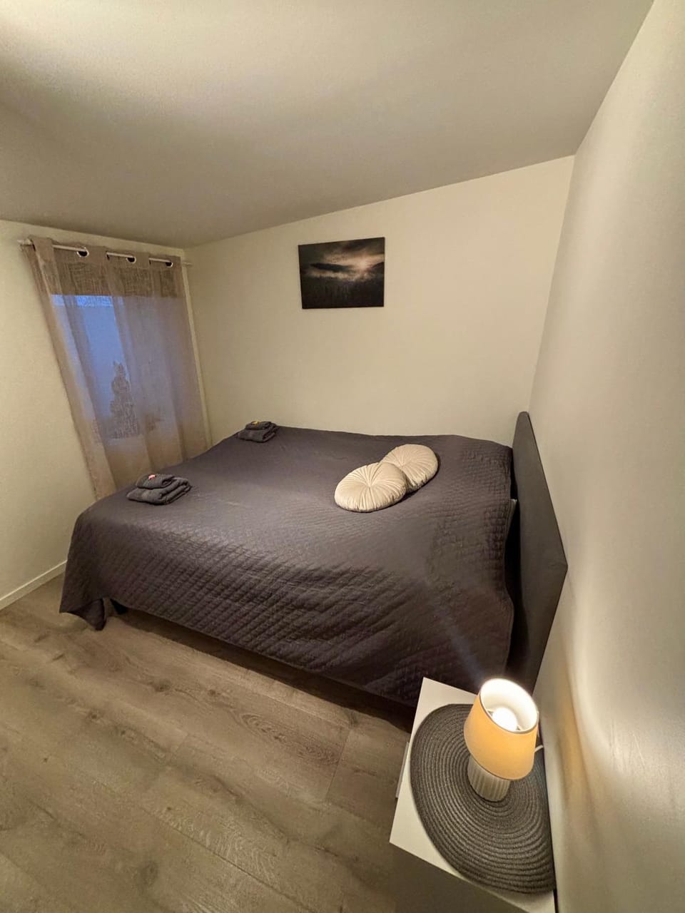 Bed, Bedroom, towels