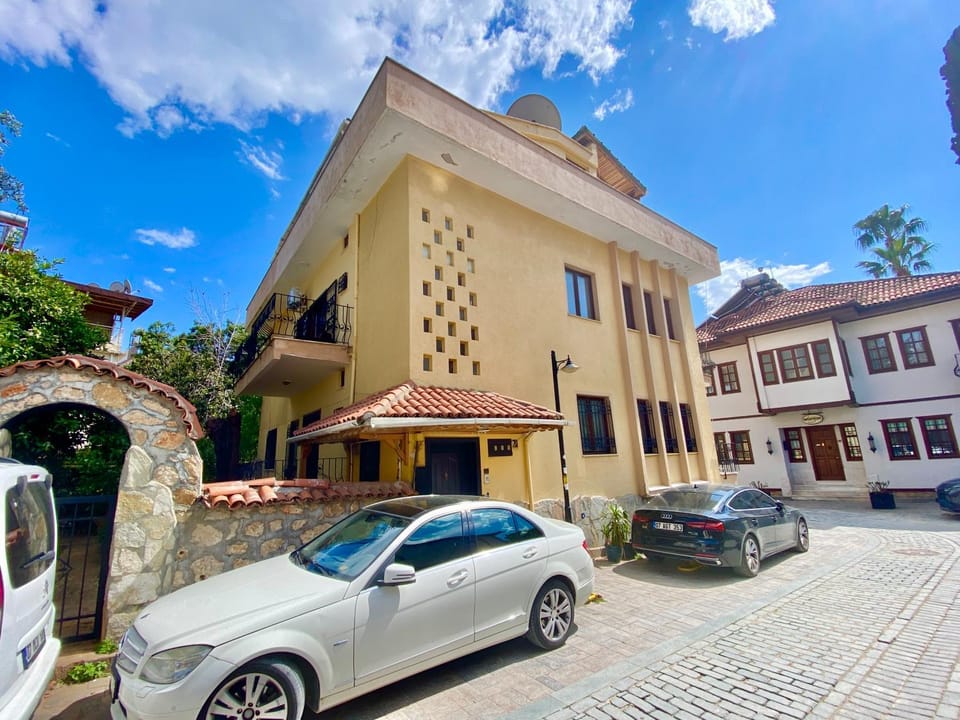 Property building, Facade/entrance, Day, Neighbourhood, Street view