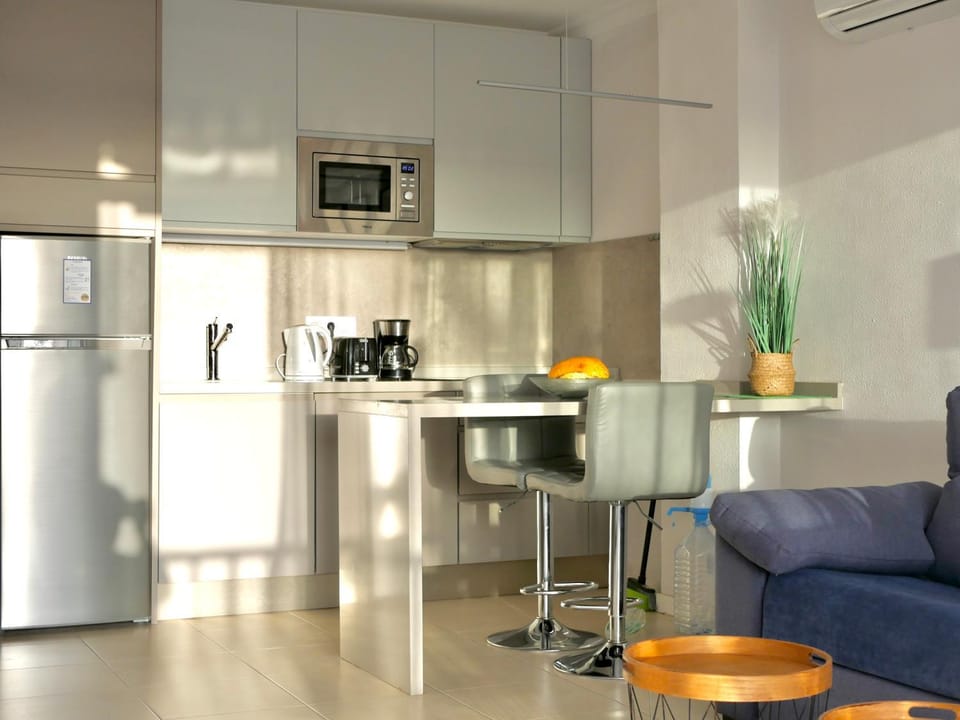 Coffee/tea facilities, Kitchen or kitchenette, Living room, Dining area, oven, stove, toaster
