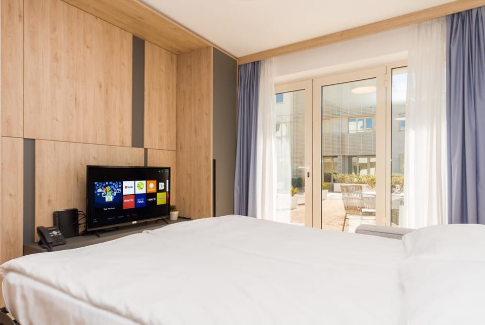 TV and multimedia, Photo of the whole room, Bedroom