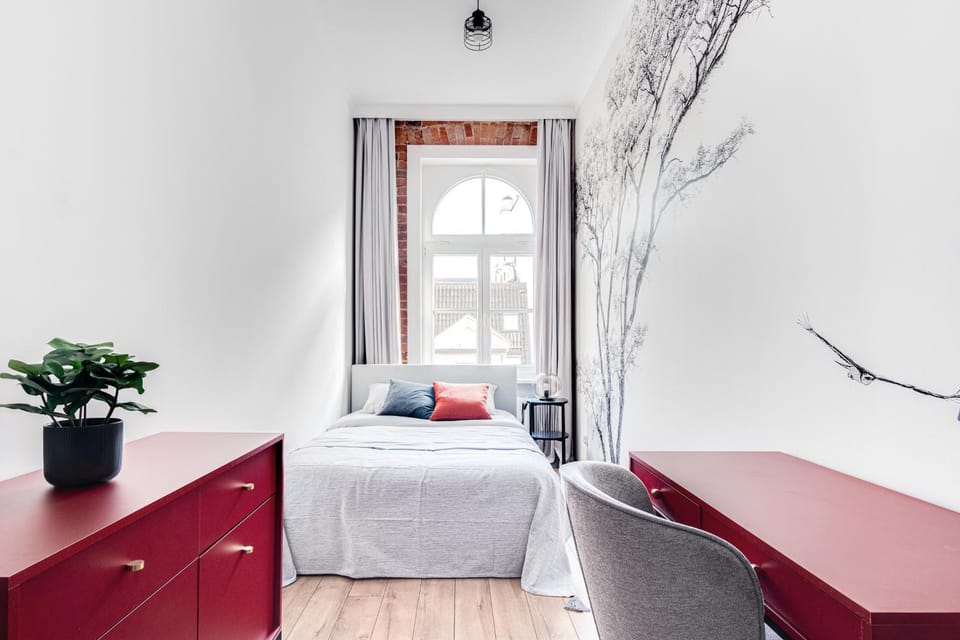 Bed, Photo of the whole room, Seating area, Bedroom
