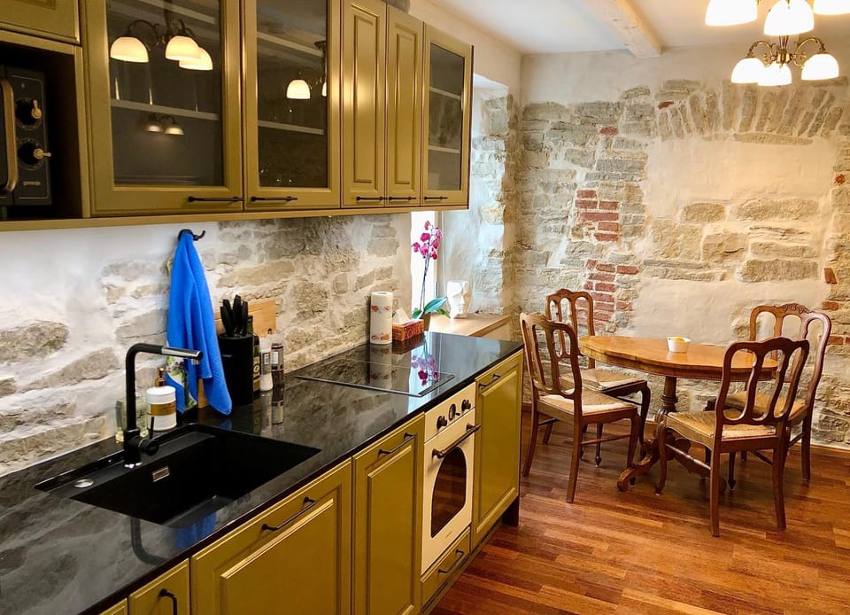 Kitchen or kitchenette, Living room, Dining area, pet friendly, stove