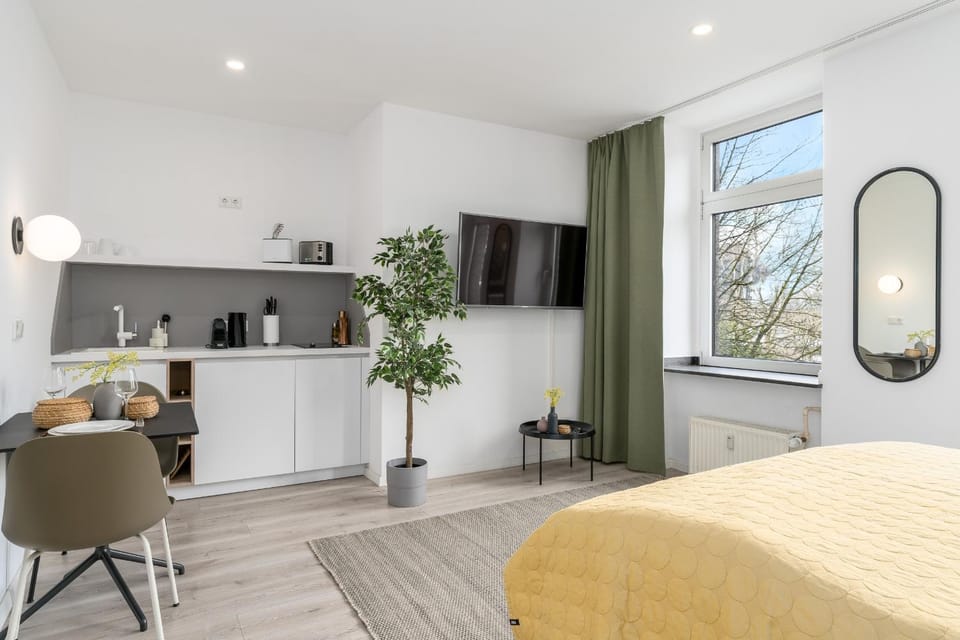 TV and multimedia, Coffee/tea facilities, Kitchen or kitchenette, Photo of the whole room, Dining area