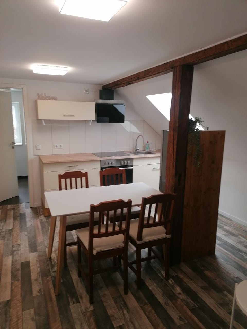 Kitchen or kitchenette, Seating area, stove