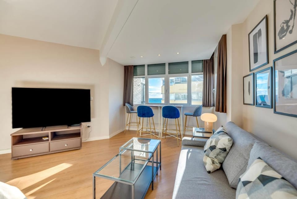 Communal lounge/ TV room, TV and multimedia, Living room, Seating area
