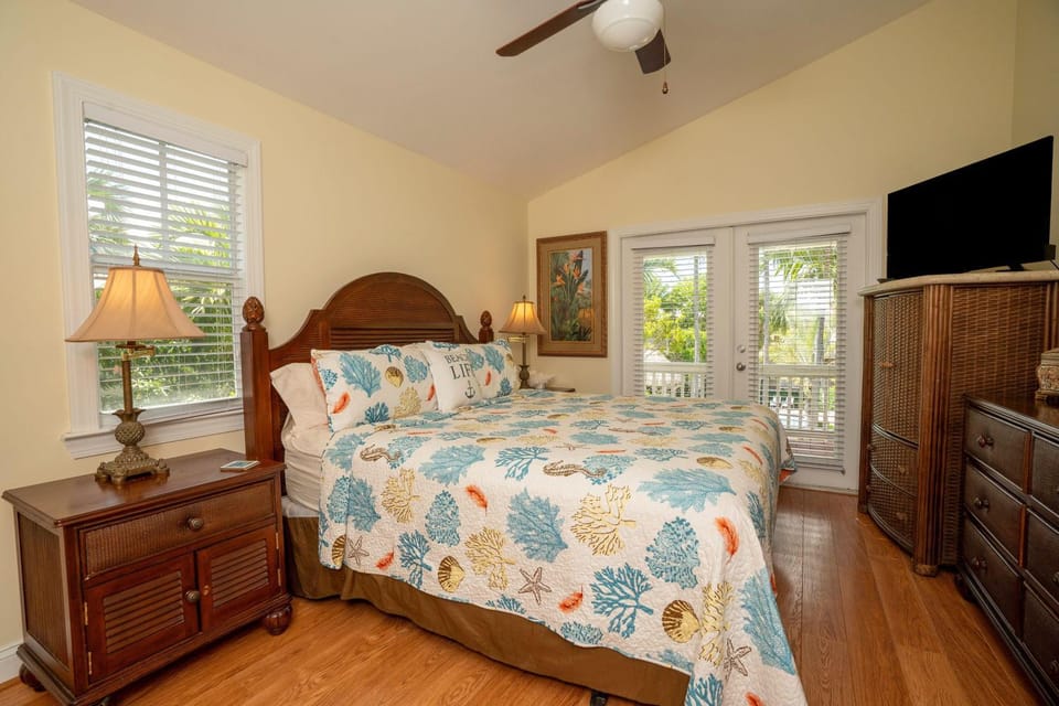 Coral Hammock Poolside Home House in Stock Island