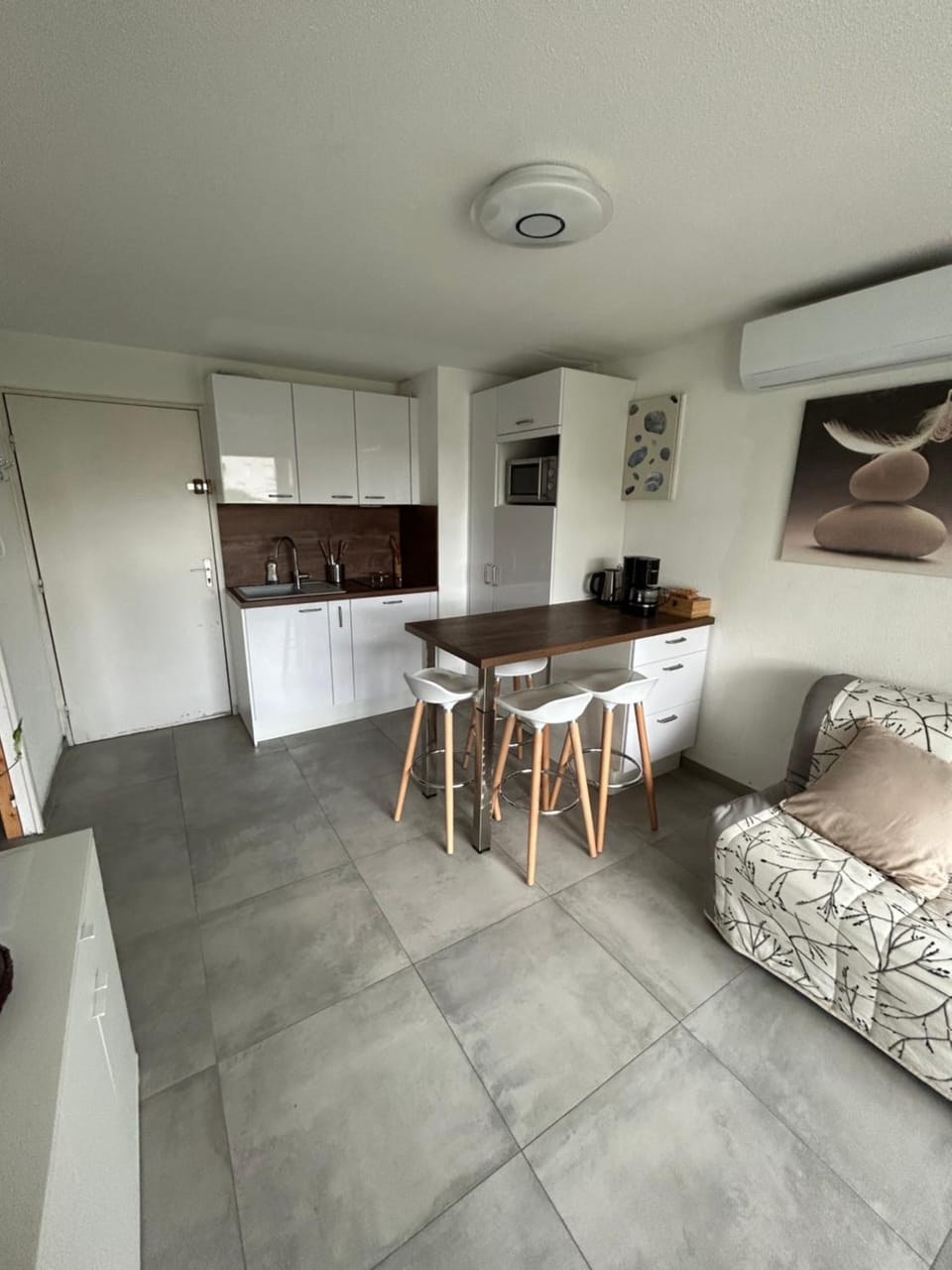 Kitchen or kitchenette, Living room, Seating area, pet friendly
