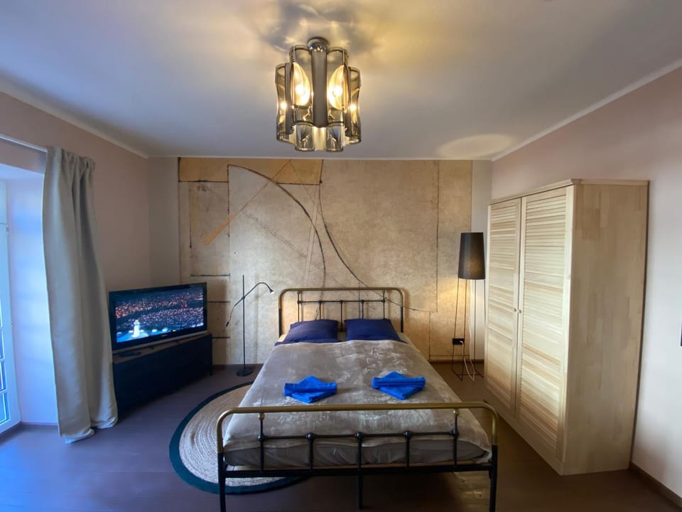 Bed, TV and multimedia, Bedroom, wardrobe