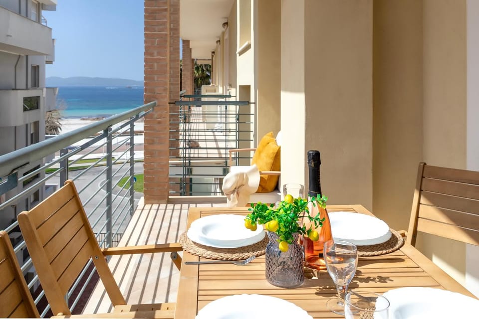 Natural landscape, View (from property/room), Balcony/Terrace, Dining area, Sea view