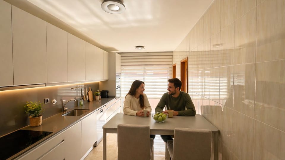 Kitchen or kitchenette, Dining area
