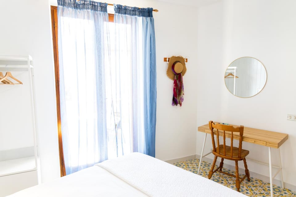 Photo of the whole room, Bedroom, hair dresser