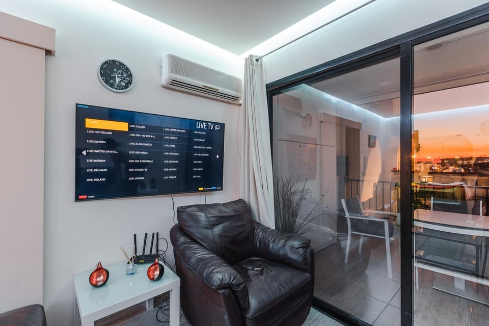 TV and multimedia, Living room, Sunset, air conditioner