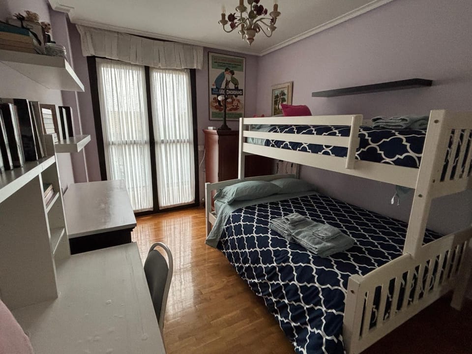 Bedroom, bunk bed