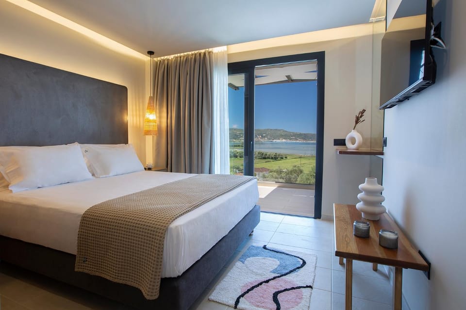 Bed, Natural landscape, TV and multimedia, Photo of the whole room, Bedroom, Sea view