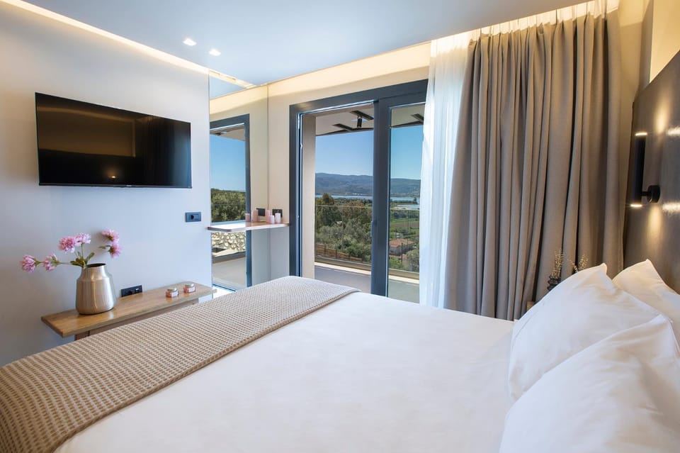 Bed, Natural landscape, TV and multimedia, Photo of the whole room, Bedroom, Mountain view