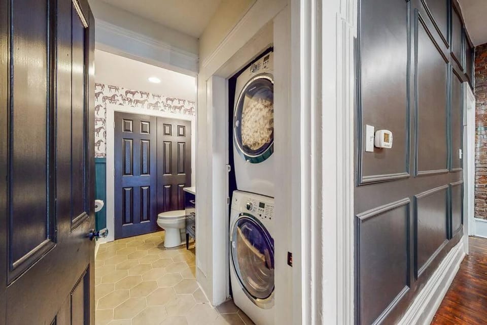 Luxury 8 Bed/4 Ba NuLu Home Private yard/parking House in Louisville