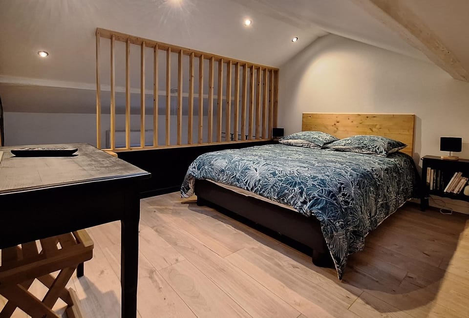 Bed, Seating area, Bedroom