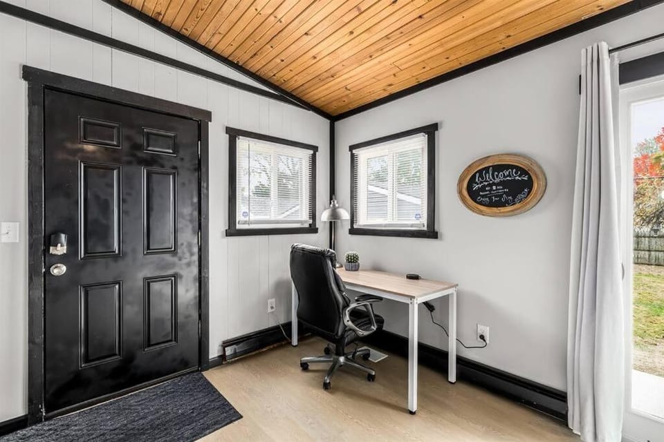 Spacious 3 Bedroom - Sleeps 8 - Central Location Apartment in Eastpointe