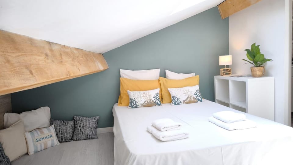 Bed, Bedroom, towels