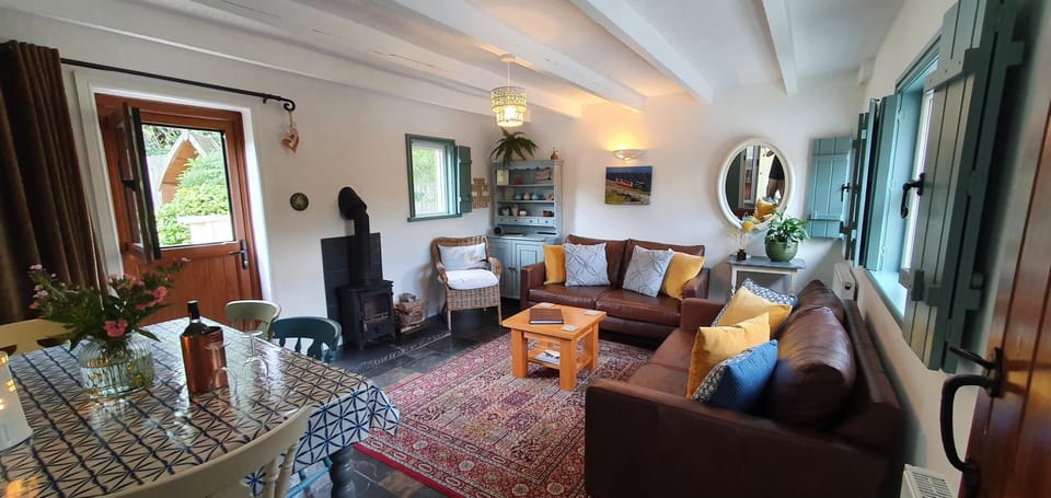 Living room, Seating area, Dining area, flat iron
