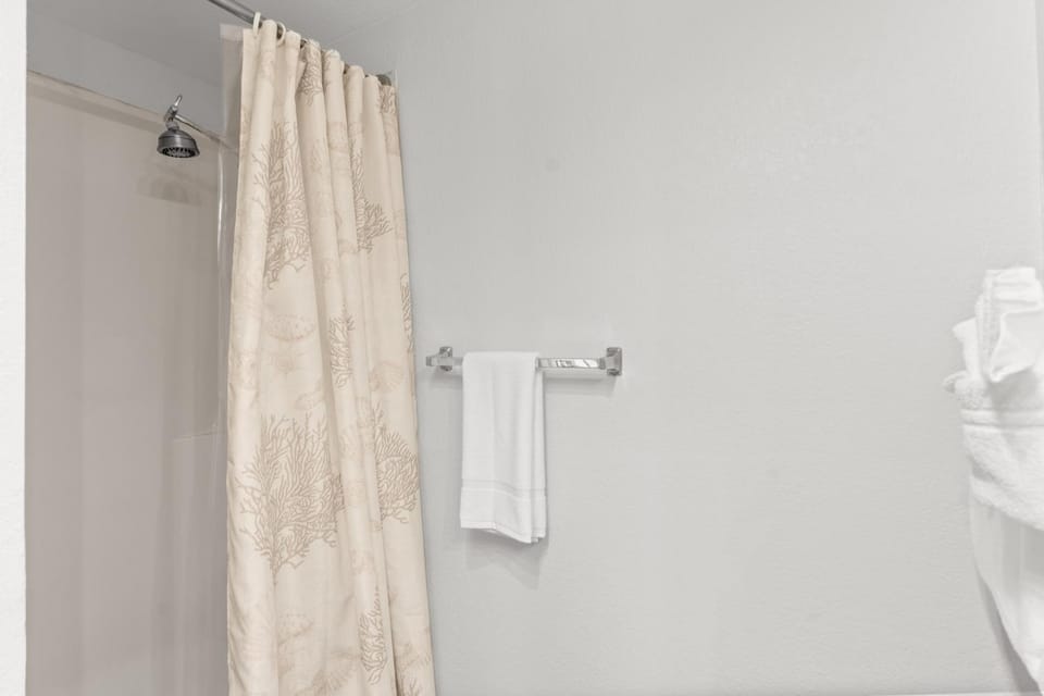Convenient to downtown Kihei, across famous Charley Young Beach, 3 pool, tennis courts MV3407 Apartment in Kihei