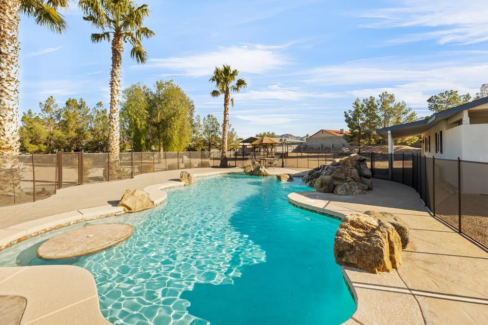 Day, Natural landscape, Pool view, Swimming pool, sunbed