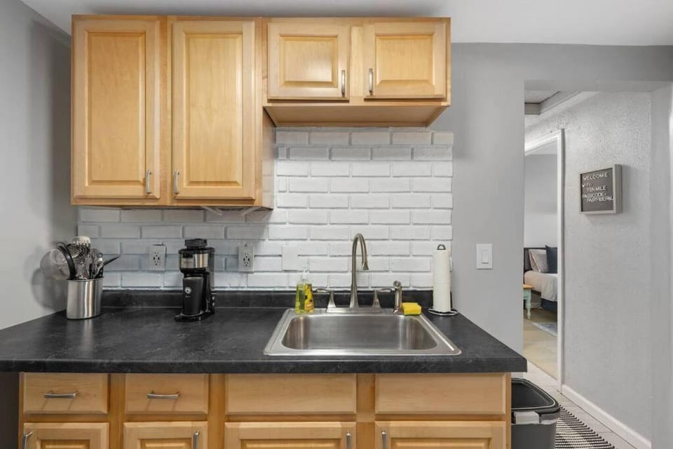 Great Location! 2BR - King Bed - Private Laundry Apartment in Eastpointe