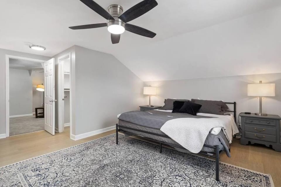 Great Location! 2BR - King Bed - Private Laundry Apartment in Eastpointe