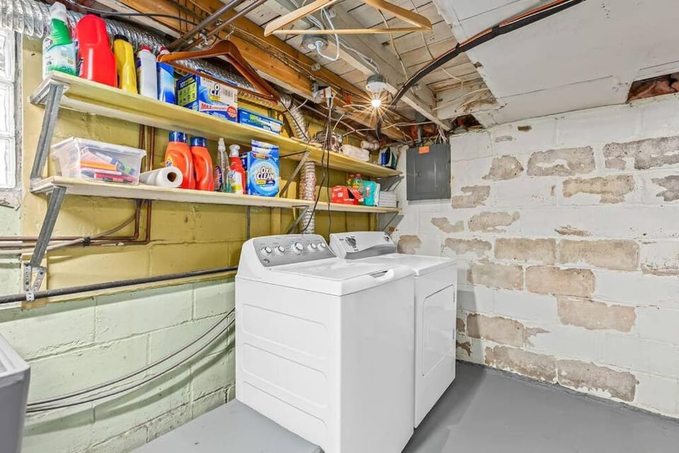 Eclectic Bungalow in the Heart of Royal Oak Apartment in Royal Oak