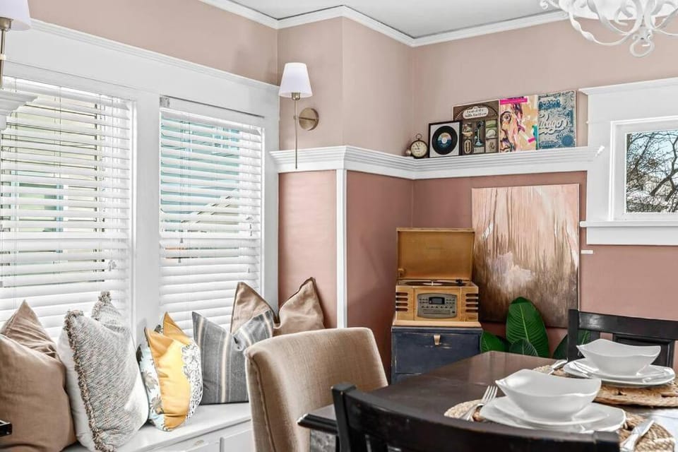 Eclectic Bungalow in the Heart of Royal Oak Apartment in Royal Oak