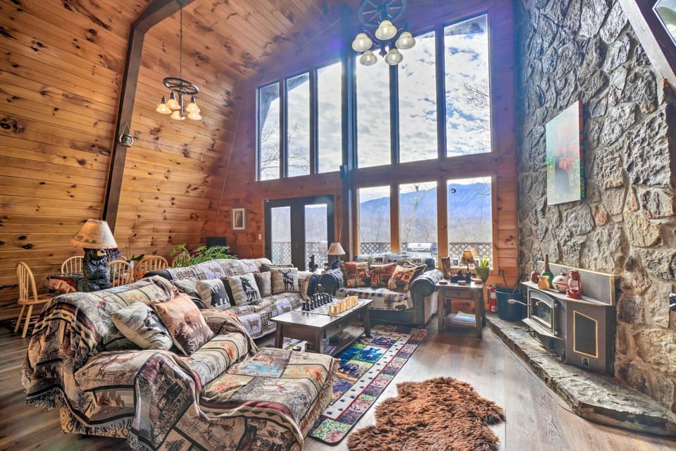 Mtn-View Cabin w/ Deck: 5 Mi to Gatlinburg! Cabin in Gatlinburg