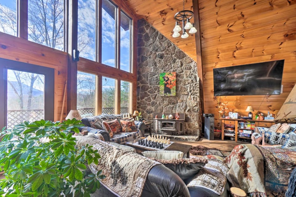 Mtn-View Cabin w/ Deck: 5 Mi to Gatlinburg! Cabin in Gatlinburg